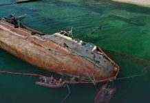 Танкер в Одессе не подняли, из него вытекает нефть