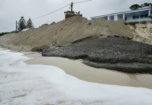 На побережье Австралии обрушились разрушительные волны