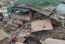 В Индии мальчик пролежал под руинами дома 20 часов и выжил