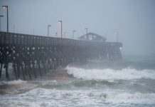 Ураган “Исайяс” ударил по Северной Каролине и снизил свою мощь