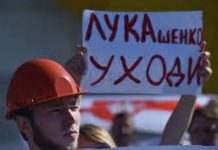 Президента Беларуси на предприятиях встречают криками: «Уходи»