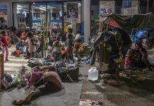 Беженцы из сгоревшего на Лесбосе лагеря живут под открытым небом