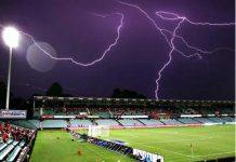 В Швейцарии молния ударила в футбольное поле, 14 пострадавших