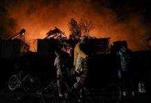 В Греции загорелся переполненный лагерь для беженцев