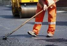 Со следующего года в Украине начнут строить дороги из промотходов