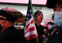 В США после гибели афроамериканца уволили семерых полицейских