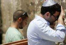 Чтобы оставить записку в Стене Плача, не надо ехать в Израиль