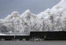 В Японии из-за мощного тайфуна отменили свыше 100 авиарейсов