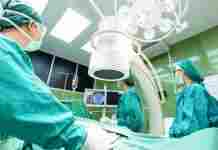 Повышенные зарплаты медикам обещают в конце сентября