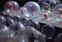 Рок-группа The Flaming Lips дала концерт в аэропузырях