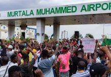 В Нигерии полиция расстреляла около 20 демонстрантов