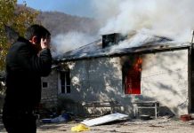 Покидая Карабах, люди сжигают свои дома и вырубают деревья