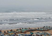 Индию накрыл мощный циклон, в Израиле затопило военные базы