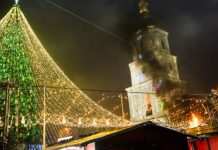 В Украине главные ёлки в городах зажглись в буквальном смысле