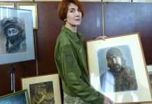 Военная пишет портреты своих товарищей по службе