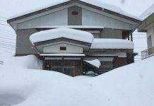 Японию засыпало снегом, пострадало 13 человек, рейсы отменены