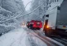 Непогода в Украине: заторы на дорогах и сёла без света