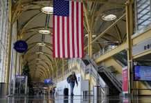 Трамп решил снять ограничения на въезд в США, Байден – против