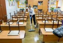 Украинских школьников больше не будут заставлять убирать классы