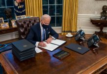 Байден отменил три указа Трампа, которые касались иммигрантов