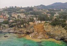 В Италии вследствие оползня в море оказались более двухсот гробов