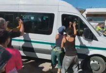 В Аргентине протестанты напали на микроавтобус с президентом