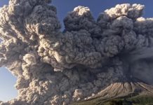 В Австралии бушует циклон «Ниран», а в Индонезии проснулся вулкан