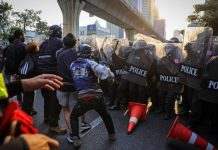 Из Мьянмы, охваченной протестами, полицейские бегут в Индию