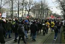 COVID-19: в странах – новая волна протестов против карантина