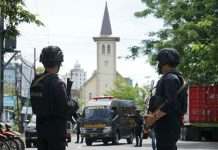 В Индонезии террористы-смертники взорвали бомбу возле церкви