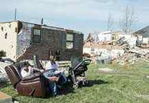 В США начались торнадо и наводнения, в Китае снова песчаная буря