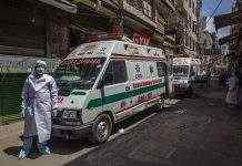 Коронавірус в Індії: люди купують ліки на “чорному ринку”