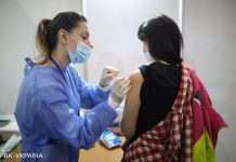 Центри вакцинації в Києві та Львові прищепили в перший день роботи менше 2000 осіб