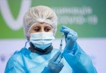Пріоритетні групи. На вихідних вакцинуватимуть з черги в “Дії”
