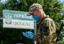 На західному кордоні України великі черги. Це може тривати кілька днів