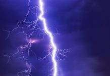 В Чернігівській області через удар блискавки згоріли два будинки