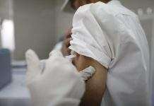 У Польщі вакцинували 10 мільйонів: влада оголосила про старт щеплень для молоді