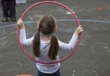 Австралія виділить гроші “на догляд за дітьми”, щоб повернути жінок на роботу