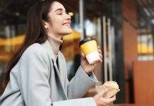 У США дозволили COVID-вакцинованим не носити маски