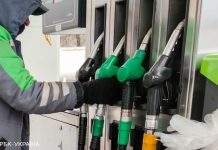 На АЗС припиняють продавати преміальне паливо і знижують ціни