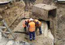 Прорив труби біля Ocean Plaza: КМДА обіцяє закінчити ремонт за добу