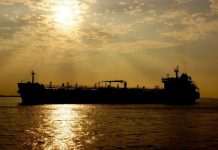 Рух на Босфорі зупинили через аварію на нафтовому танкері