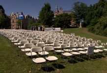 Справа МН17: перед розглядом біля посольства РФ у Гаазі поставили 298 білих стільців