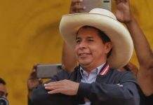 Шкільний вчитель переміг на виборах президента в Перу