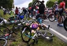 У Франції на велогонці фанатка зачепила учасників плакатом і спровокувала масову аварію
