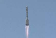 Китай запустив корабель на космічну станцію: на борту три астронавти