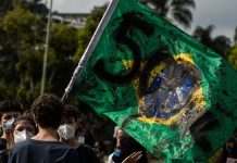 У Бразилії тисячі людей вийшли на вулиці: вимагають від президента вакцин і критикують за смерті