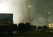 Потужний торнадо в Лондоні накоїв біди за кілька хвилин: зруйнував будинки і автомобілі