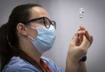 Ізраїль розпочинає вакцинацію підлітків: щеплення від COVID отримають діти від 12 років