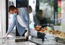 У Греції скасовують масочний режим на вулиці і комендантську годину